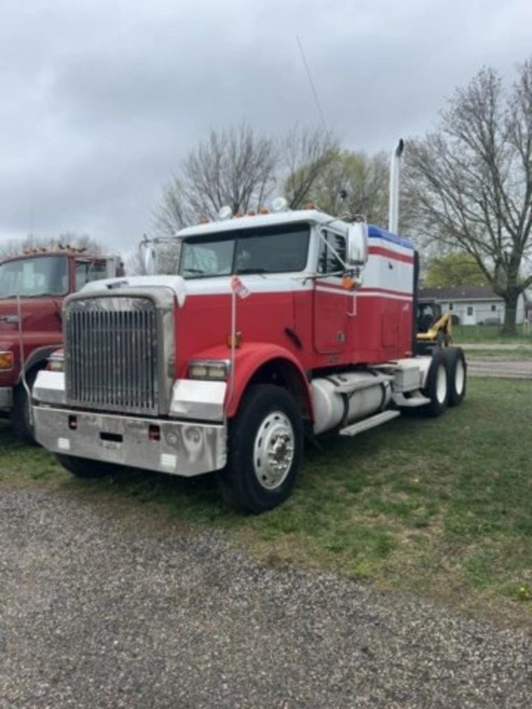 2004 Freightliner Classic Equipment Image0