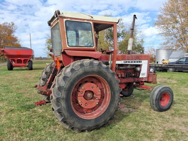 Image of Farmall 806 equipment image 3