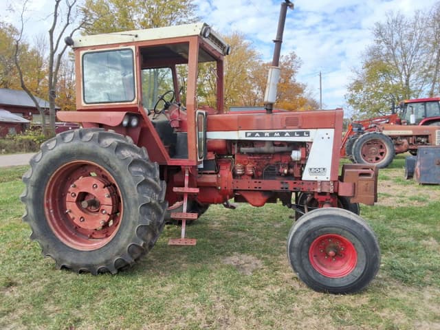 Image of Farmall 806 equipment image 1
