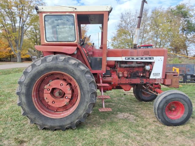 Image of Farmall 806 equipment image 2