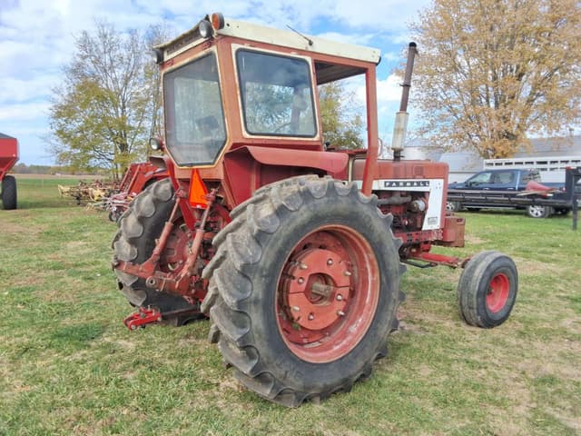 Image of Farmall 806 equipment image 4