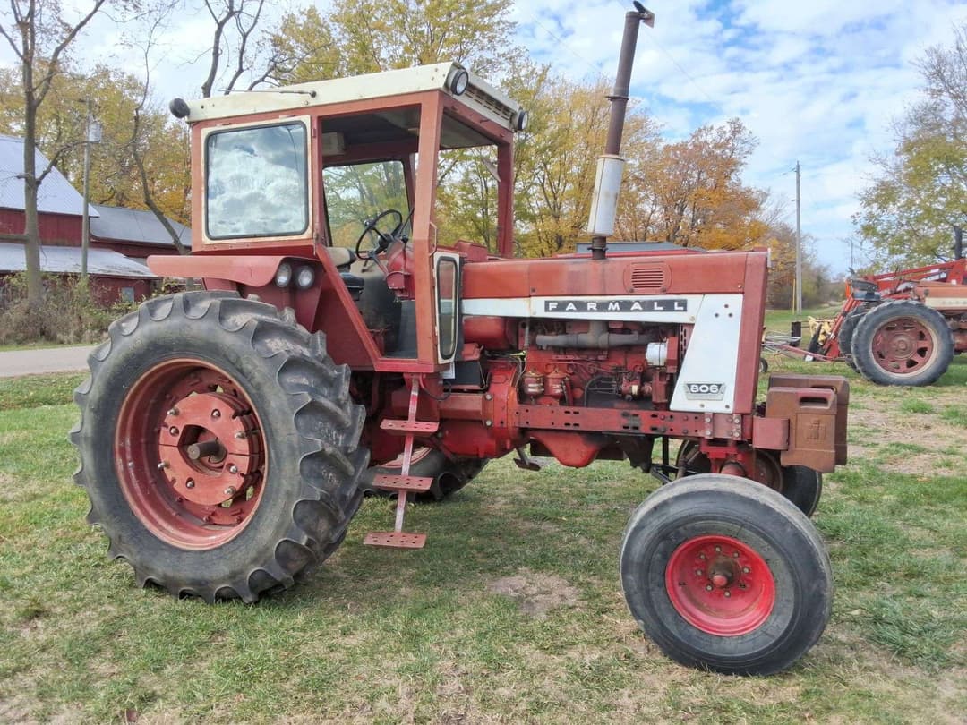 Image of Farmall 806 Primary image