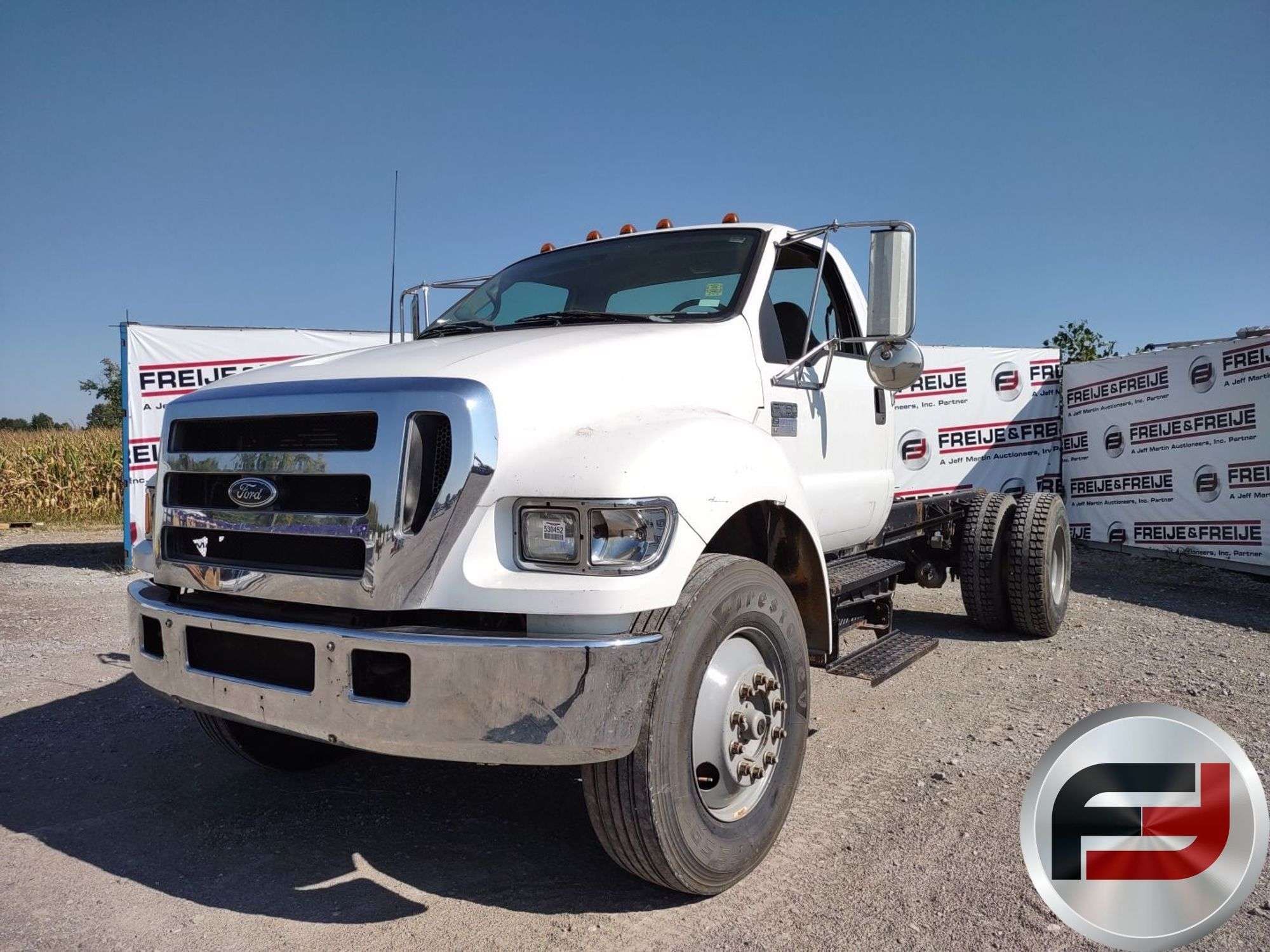 2006 Ford F-750 Equipment Image0