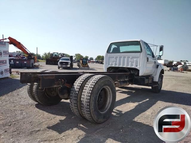 Image of Ford F-750 equipment image 4