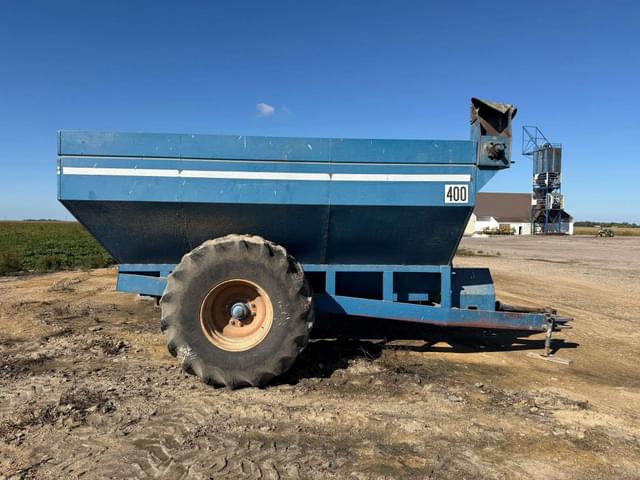 Image of Kinze 400 equipment image 1