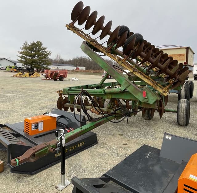 Image of John Deere 220 equipment image 1