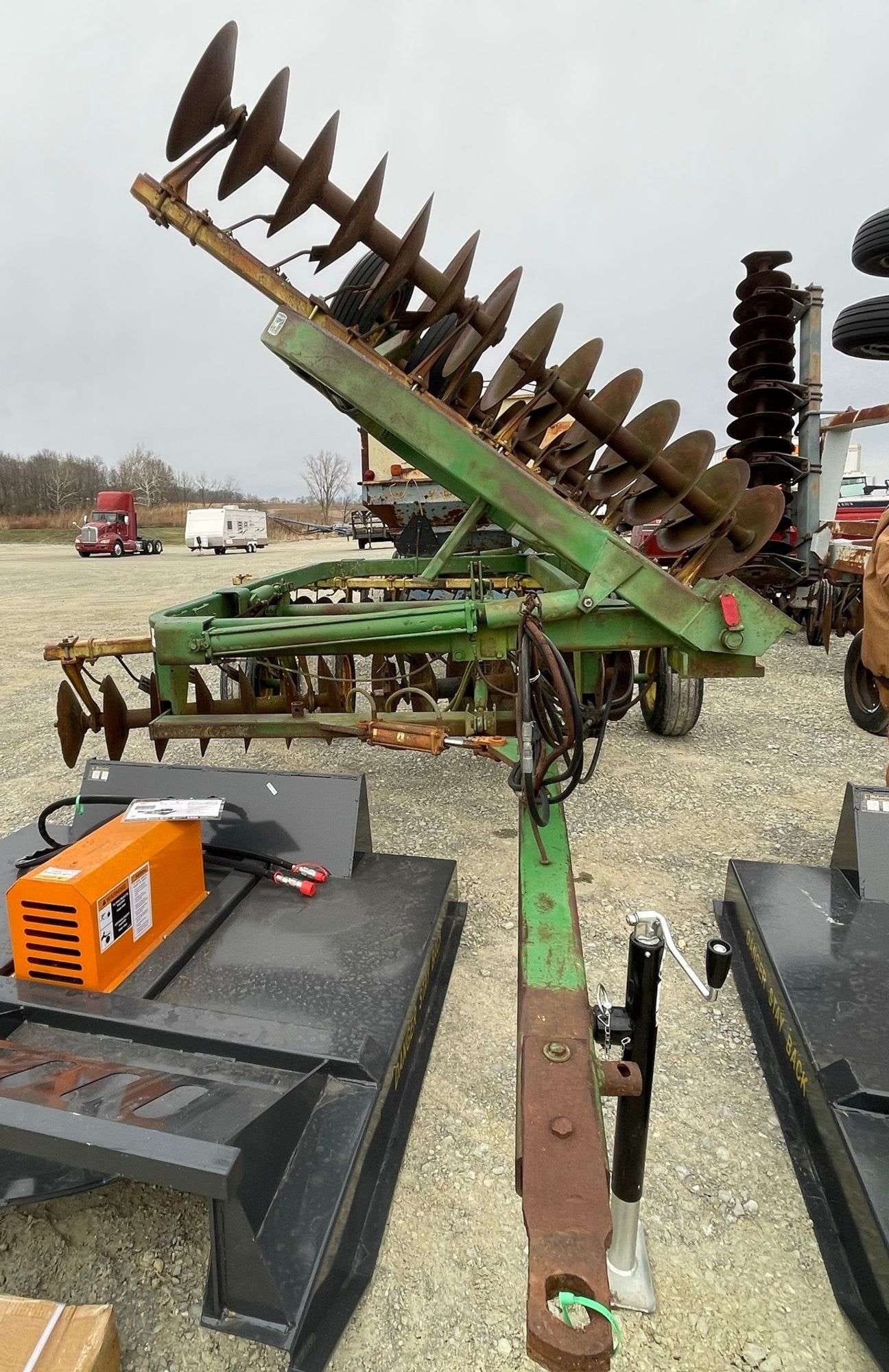 John Deere 220 Equipment Image0