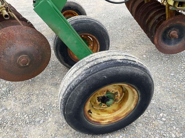 Image of John Deere 220 equipment image 4