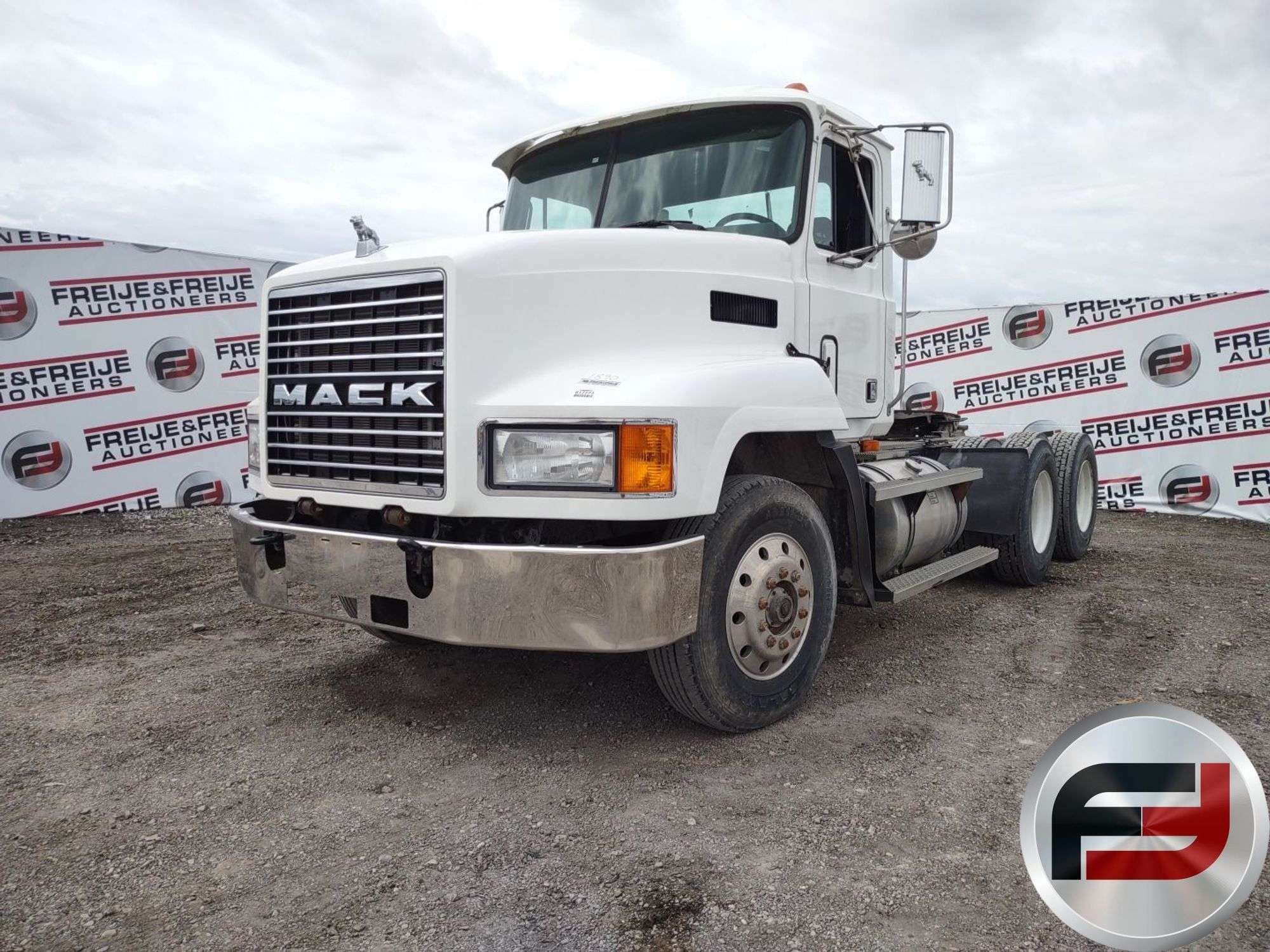 1995 Mack CH613 Equipment Image0
