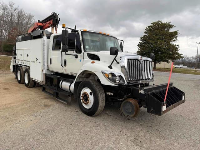 Image of International 7400 equipment image 1