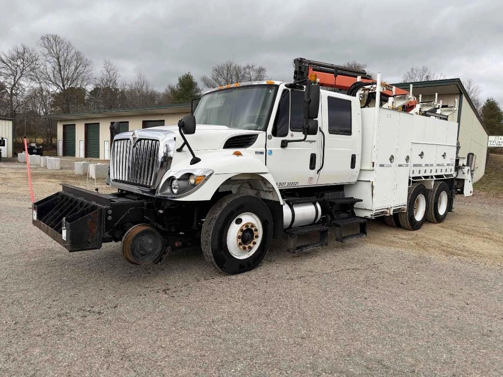 2013 International 7400 Equipment Image0