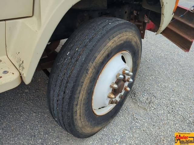 Image of Ford L8000 equipment image 4