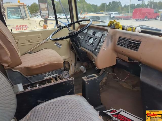 Image of Ford L8000 equipment image 3