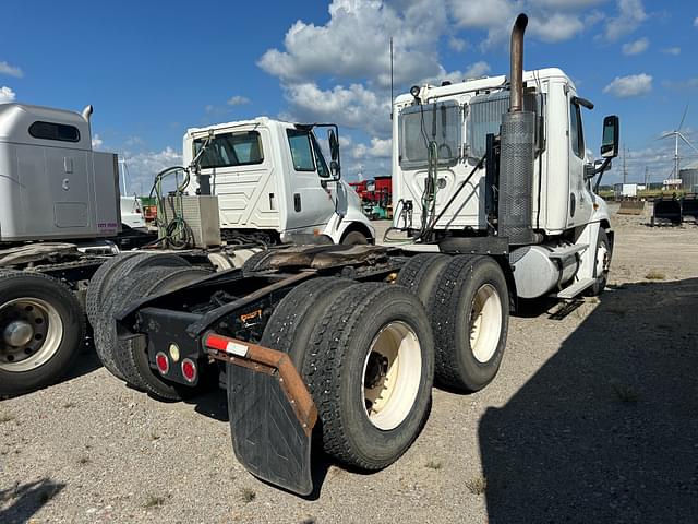 Image of Freightliner Cascadia equipment image 2