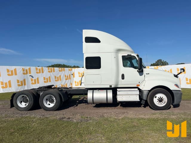 Image of International LT625 equipment image 3