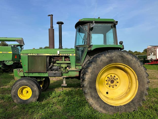 Image of John Deere 4440 equipment image 1