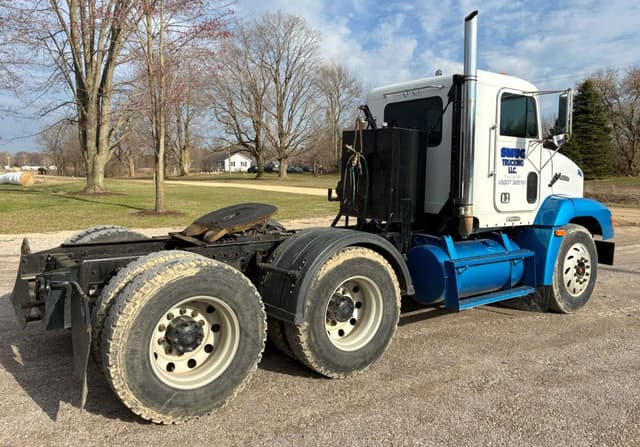 Image of Freightliner FLD112 equipment image 3