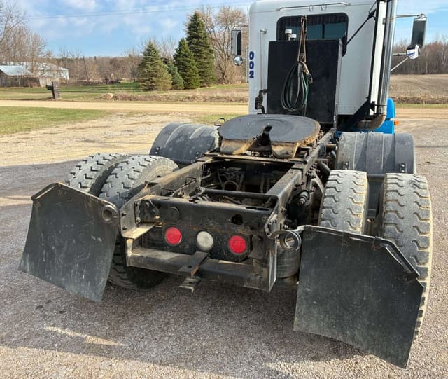Image of Freightliner FLD112 equipment image 4