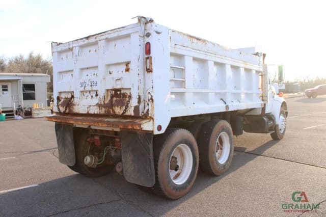 Image of International 4900 equipment image 2