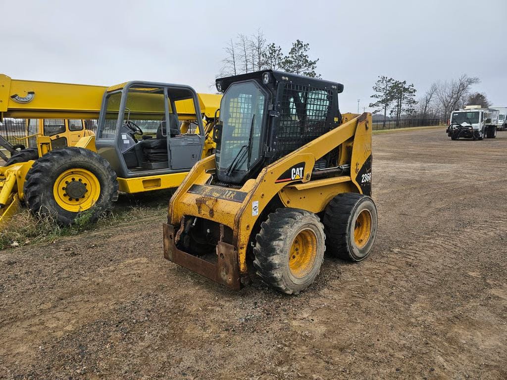 2004 Caterpillar 236B Equipment Image0