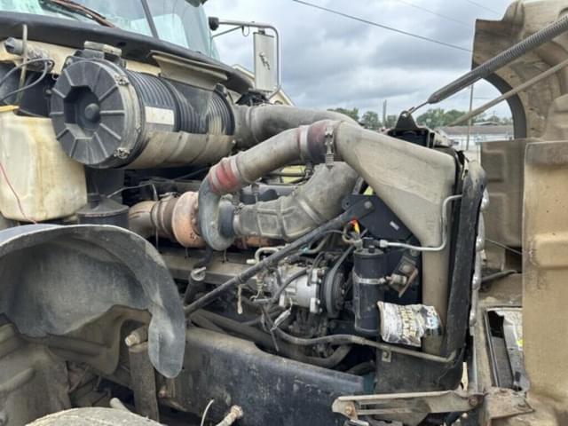 Image of Mack Granite CV713 equipment image 3