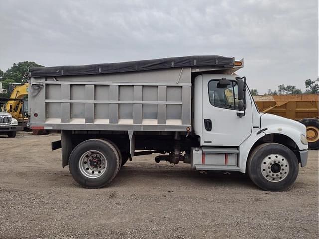 Image of Freightliner M2106 equipment image 2