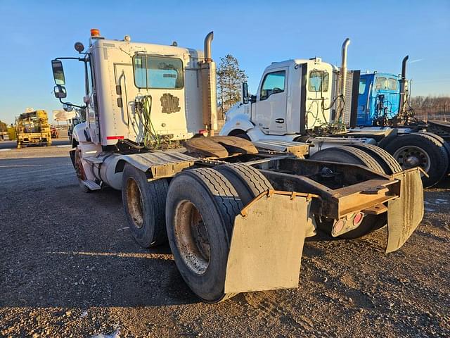 Image of Freightliner Columbia equipment image 2