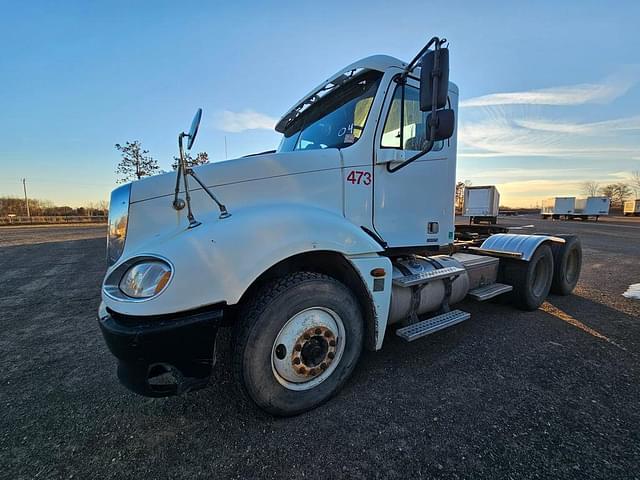 Image of Freightliner Columbia equipment image 1