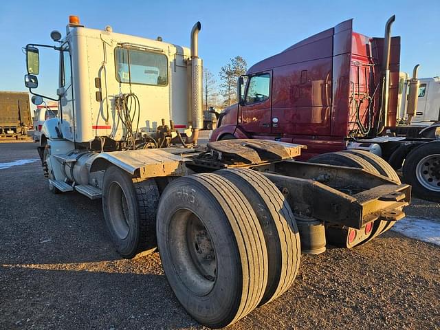 Image of Freightliner Columbia equipment image 2