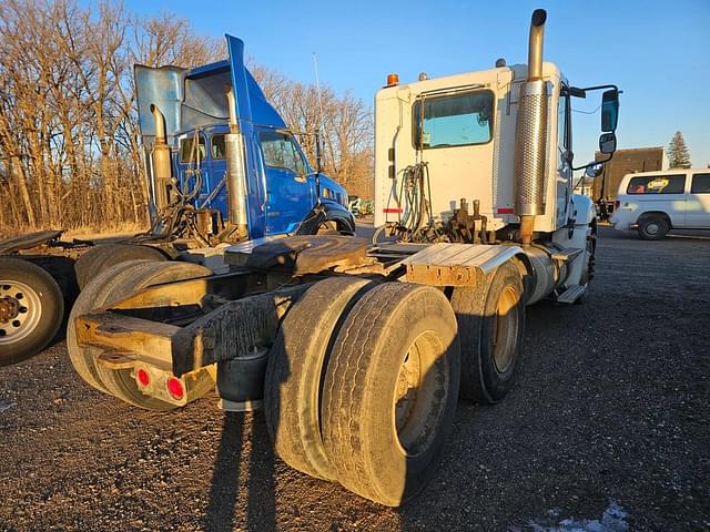 Image of Freightliner Columbia equipment image 4