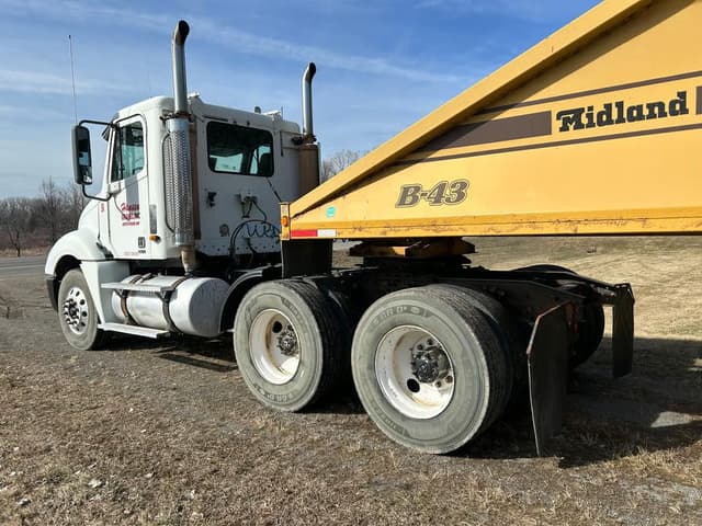 Image of Freightliner Columbia equipment image 2