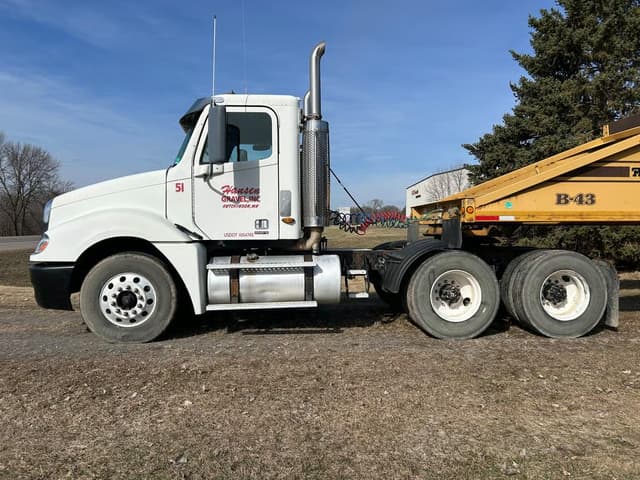 Image of Freightliner Columbia equipment image 1