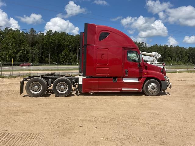 Image of Freightliner Cascadia equipment image 3