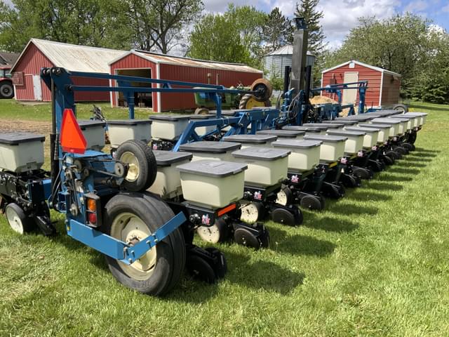 Image of Kinze 3600 equipment image 3