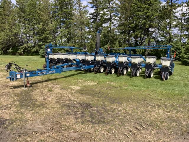 Image of Kinze 3600 equipment image 1