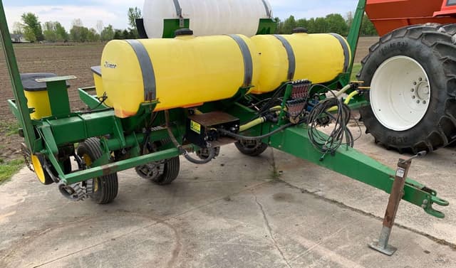 Image of John Deere 7000 equipment image 1