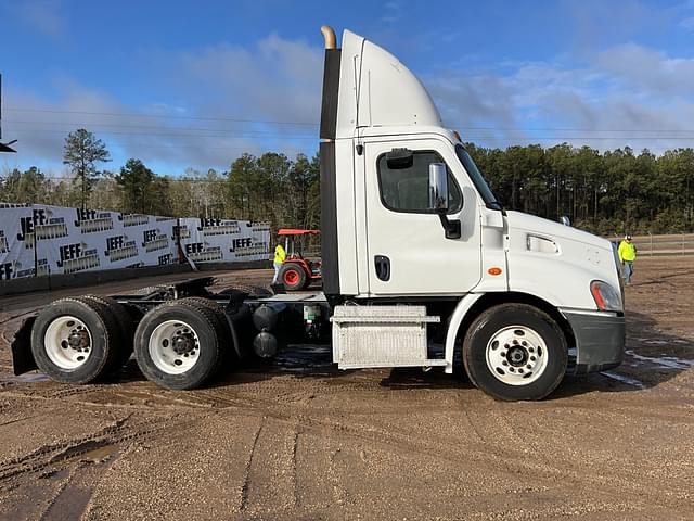 Image of Freightliner Cascadia equipment image 3