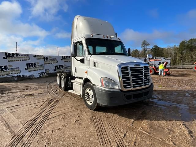 Image of Freightliner Cascadia equipment image 2