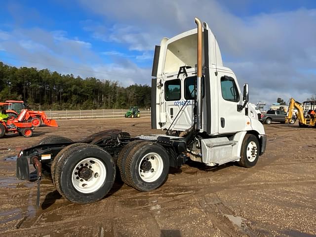 Image of Freightliner Cascadia equipment image 4