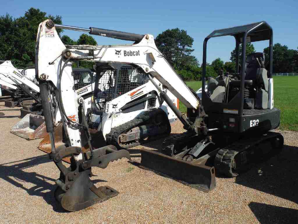Main image Bobcat E32