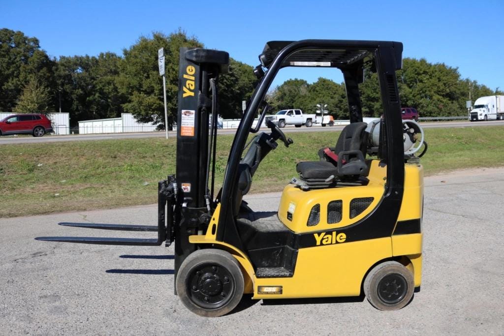 2017 Yale GLC050VXNVRE083 Equipment Image0