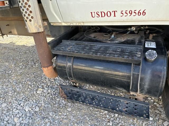 Image of International 4400 equipment image 2