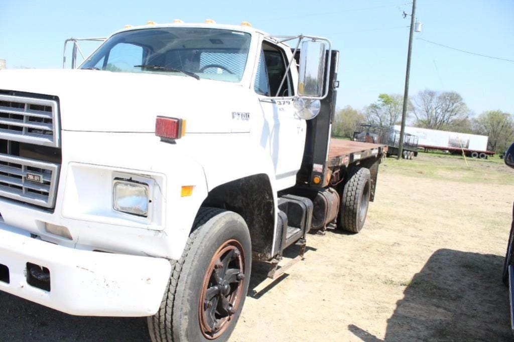1991 Ford F-700 Equipment Image0