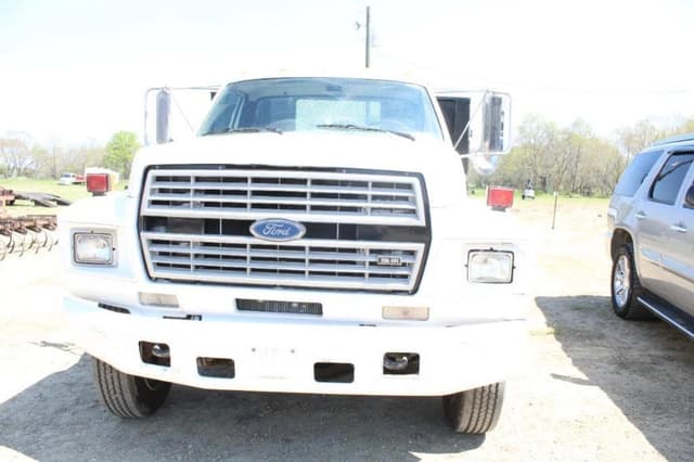 Image of Ford F-700 equipment image 3