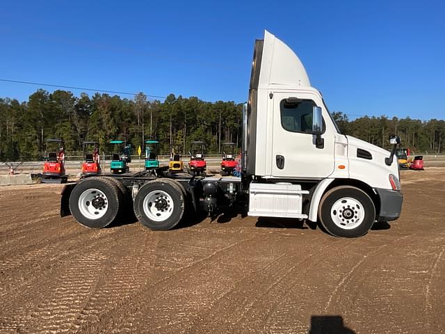 Image of Freightliner Cascadia equipment image 3