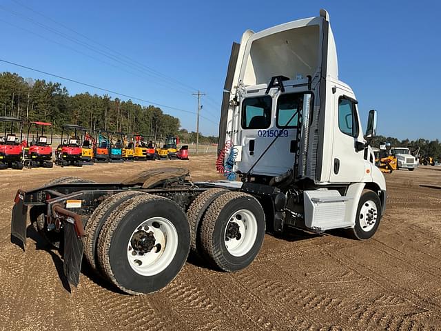 Image of Freightliner Cascadia equipment image 4