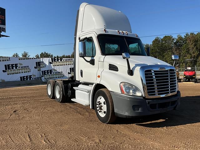 Image of Freightliner Cascadia equipment image 2