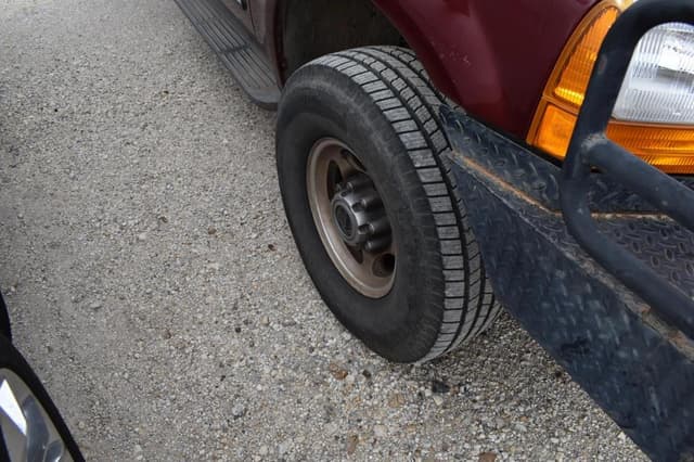 Image of Ford F-350 equipment image 2