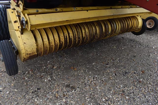 Image of New Holland BR7090 equipment image 3