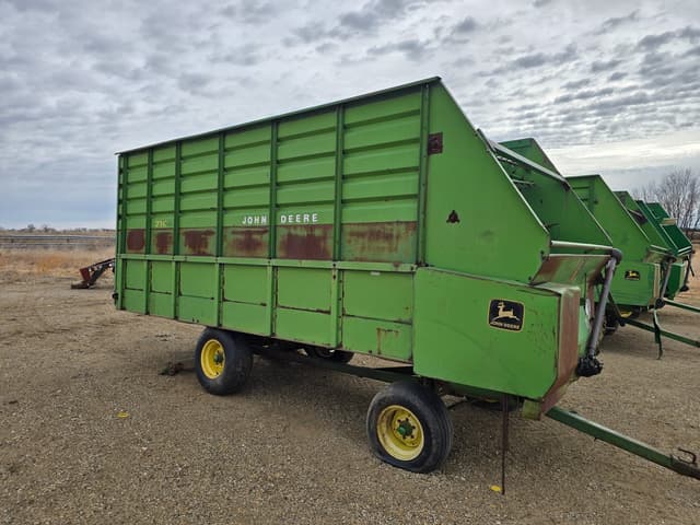 Image of John Deere 716 equipment image 1